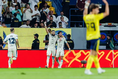 الهدف الثالث.. بنزيما يستعيد بريقه أمام النصر